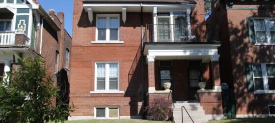Webster Housing 6039 Pershing - 2 blocks, 7 min walk to campus! for Webster University Students in Saint Louis, MO