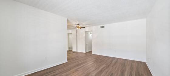 UTMB Housing Spacious, lovely 1/1 close to UTMB, Across the Street from BEACH & Shopping!! for The University of Texas Medical Branch Students in Galveston, TX