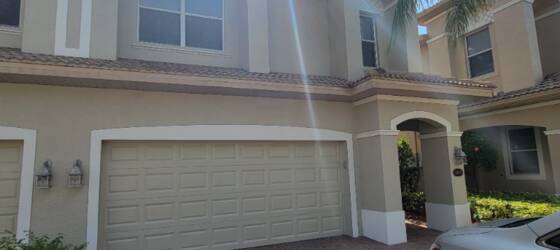 Edison Housing Spacious Lake View Townhome @ Bella Terra for Edison State College Students in Fort Myers, FL