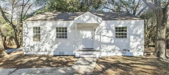 Cochran Housing Charming 3-Bedroom Home in Prime Location near Robins AFB for Cochran Students in Cochran, GA