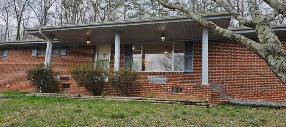 Dalton State Housing New Remodeled 3 bedrooms 2 baths with Basement storage & Garage in Ringgold for Dalton State College Students in Dalton, GA