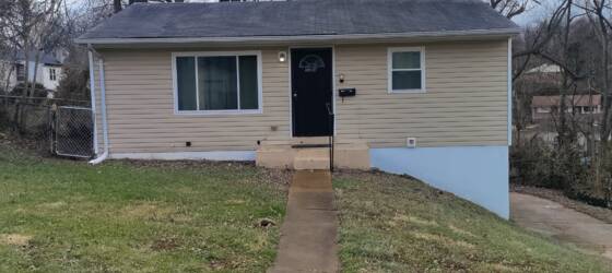 SIUE Housing newly renovated 2 bed 1 bath 800sqft home for Southern Illinois University Edwardsville Students in Edwardsville, IL