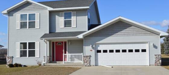 Mason City Housing FOR RENT: 3 Bedroom House with 2 Car Garage for Mason City Students in Mason City, IA