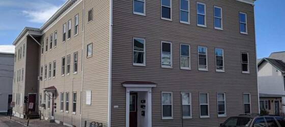 Manchester Community College (NH) Housing 4 Bed 1 Bath for Manchester Community College (NH) Students in Manchester, NH