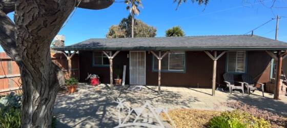 Cal Poly Housing Ranch Style Living house on 1/4 acre for Cal Poly Students in San Luis Obispo, CA