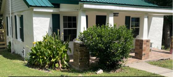 Averett Housing Holly Cottage - Furnished + utilities for Averett University Students in Danville, VA